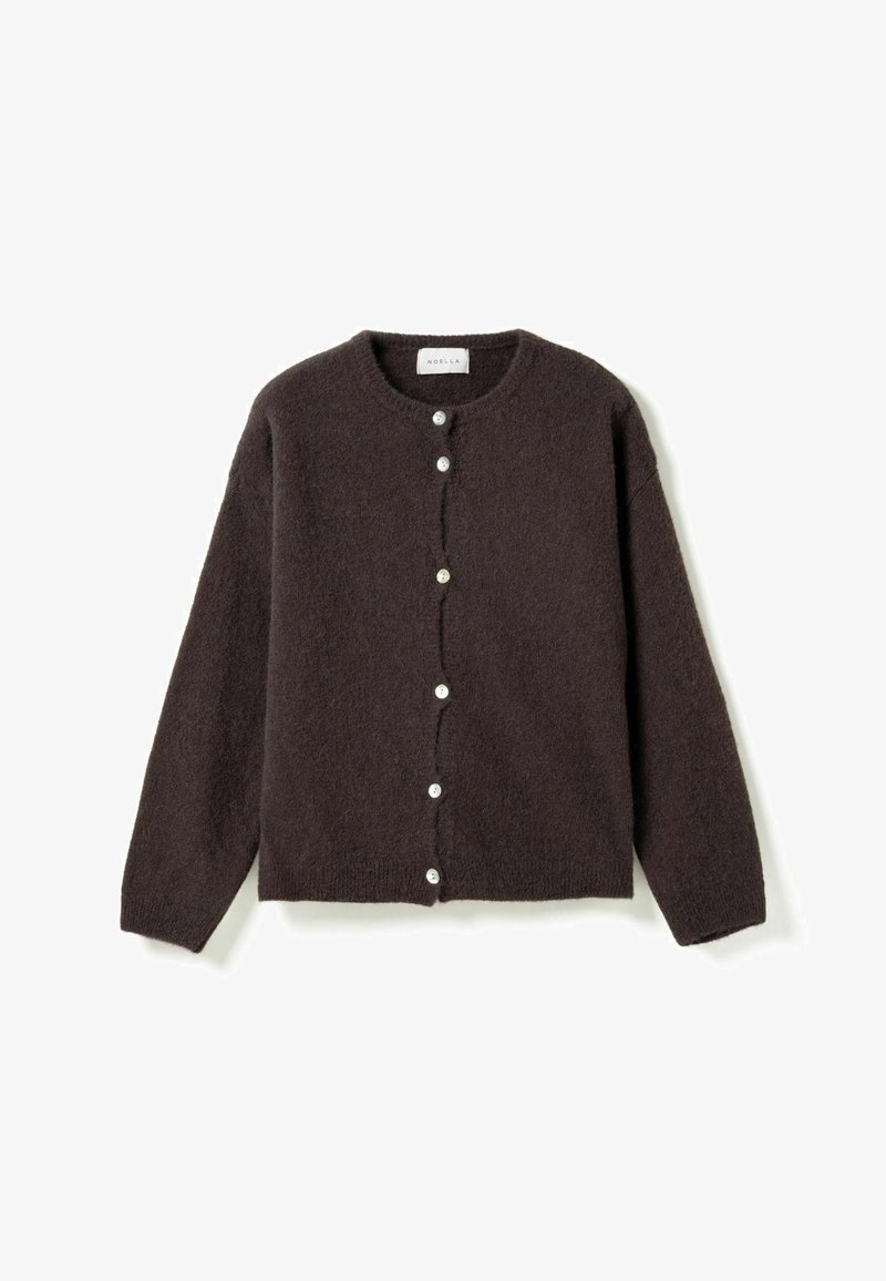 Sötétbarna gyapjú kardigán hosszú ujjakkal, kerek nyakkivágással és hat fehér gombbal az elején, fehér háttéren lefektetve.