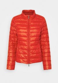 Giacca puffer rossa in materiale lucido e isolato. Presenta un motivo a cuciture verticali, un colletto rialzato e una chiusura con zip frontale e linguetta.