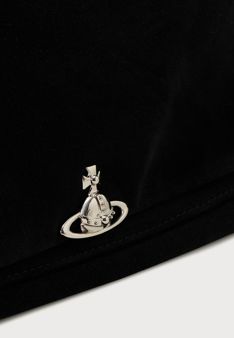 Schwarze samtige Tasche mit einem Silberbeschlag-Emblem, das ein Krone- und Planeten-Design zeigt, positioniert auf der Vorderseite nahe der Naht.