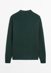 Dunkelgrüner gerippter Pullover mit Rundhalsausschnitt, langen Ärmeln und geradem Saum. Die Textur ist weich mit leichtem Stretch.