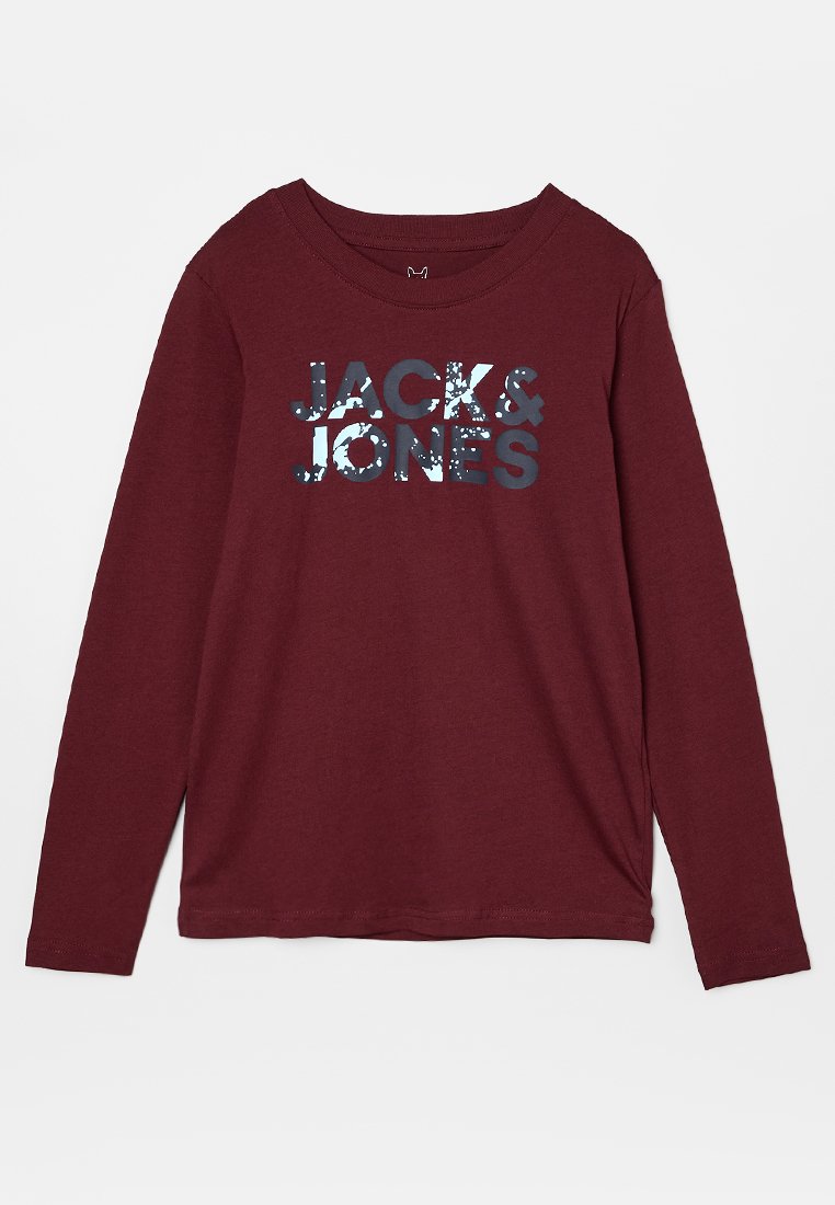 Camiseta de manga larga burdeos con cuello redondo, con el texto "JACK & JONES" en letras desgastadas en blanco y azul oscuro en el frente.