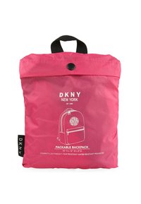 Mochila plegable de color rosa brillante, fabricada en poliéster resistente al agua, con un estampado de logo y asegurada con un cierre a presión en la parte superior.