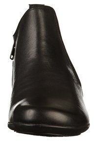 Stivaletto in pelle nera con finitura liscia, caratterizzato da una cerniera laterale, punta arrotondata e design minimalista.