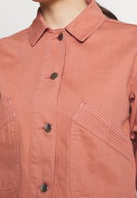 Topshop Petite Chaqueta vaquera - pink