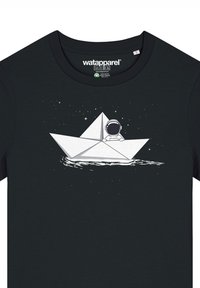 Zwarte t-shirt met een witte afbeelding van een papieren boot met een astronaut, tegen een sterry achtergrond. Zacht, katoenen stof.