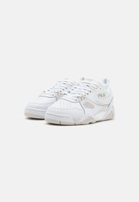 Baskets en cuir blanc avec une pointe perforée, des accents bleus et un logo sur le côté. Dotées d'une semelle rembourrée et de lacets plats.