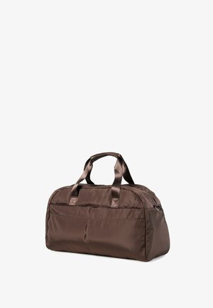 Braune rechteckige Reisetasche aus weichem Material mit doppelten Griffen und einer Vorderseite Tasche, vor weißem Hintergrund dargestellt.