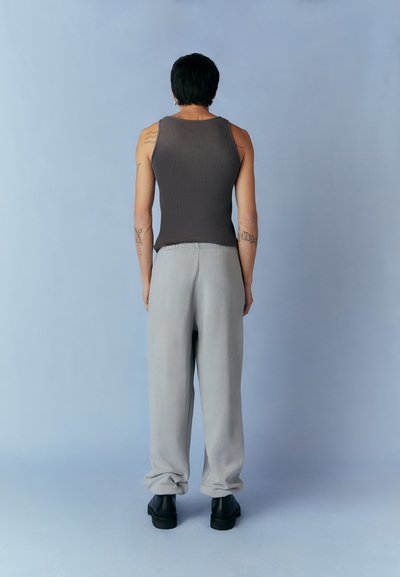 Han Kjøbenhavn REGULAR PANTS UNISEX - Spodnji deli trenirk - steel grey