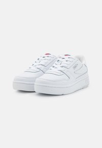 Sneaker bianche con tomaia in pelle liscia, punta rotonda, design con lacci, colletto imbottito e suola in gomma testurizzata. Presenta accenti del logo Fila.