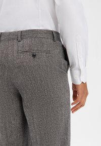 Szare spodnie w wzór pepitki o dopasowanym kroju, z pasem z szlufkami na pasek, bocznymi kieszeniami oraz tylną kieszenią zapinaną na guzik.