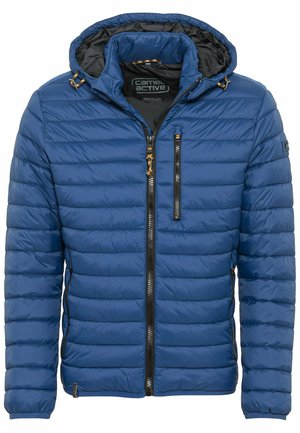 Blauer Puffer-Jacke mit Kapuze, mit einem gesteppten Design, schwarzer Fütterung und goldenen Hardware-Akzenten an Reißverschlüssen und Kordeln.