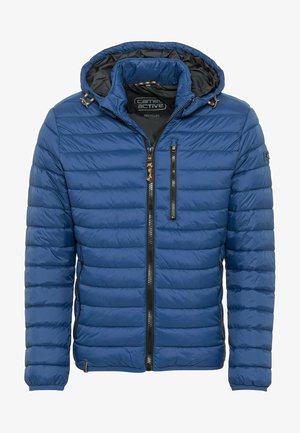 Niebieska kurtka puchowa z kapturem, z pikowanym wzorem, czarną podszewką oraz złotymi akcentami na suwakach i sznurkach.