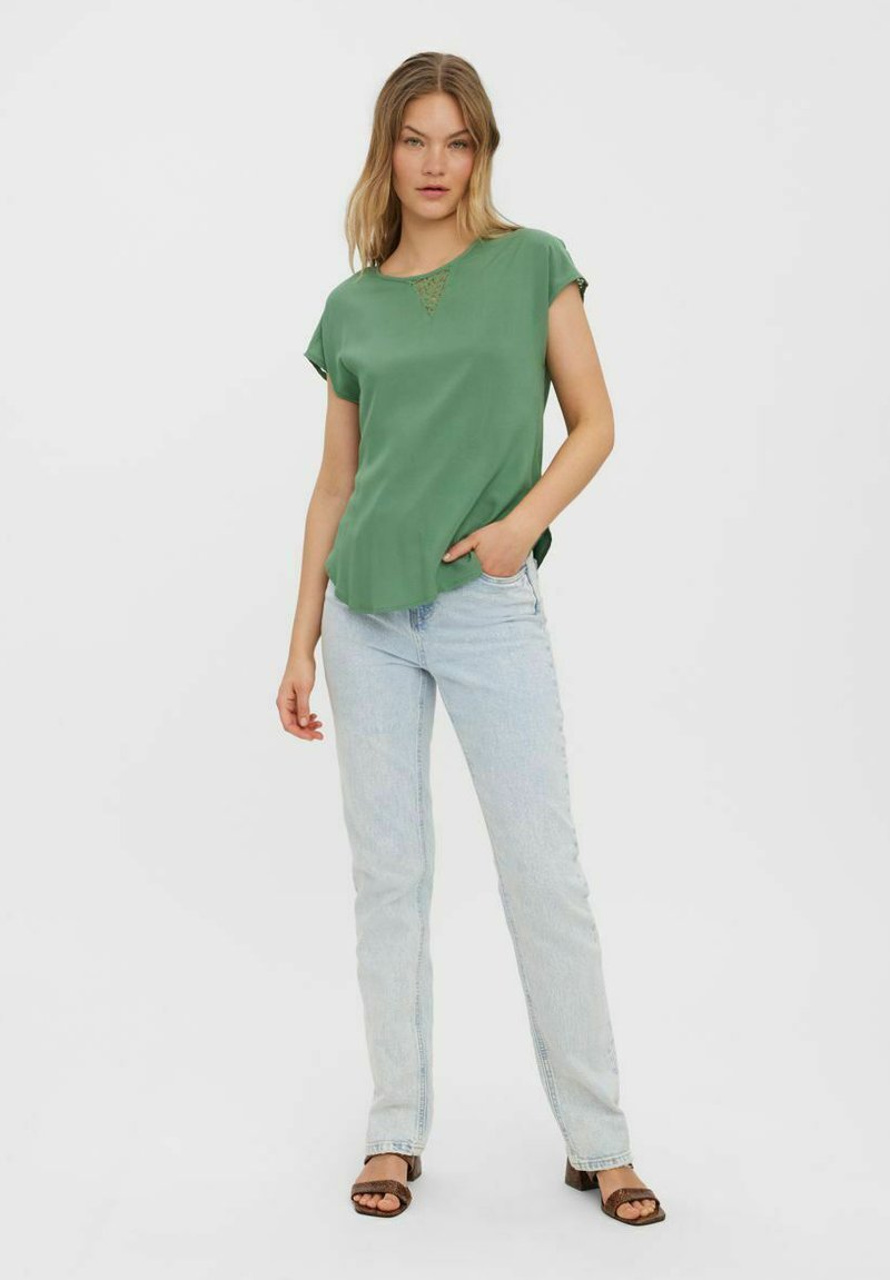 Damen T-Shirts | Vero Moda T-Shirt print comfrey/grün - YB25100 Damen T-Shirts | Vero Moda T-Shirt print comfrey/grün - YB25100