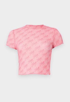 Růžový crop top s opakujícím se vzorem loga v mírně tmavším odstínu. Vyroben z hladké, elastické tkaniny, s kulatým výstřihem a krátkými rukávy.
