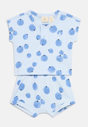 Σετ βρεφικών ρούχων διπλό σε ανοιχτό γαλάζιο χρώμα με κοντά μανίκια και σορτς, με χαμογελαστά σχέδια μύρτιλων και δύο κουμπιά στο μπροστινό μέρος του επάνω κομματιού.