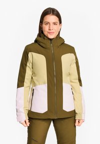 Isolierte Jacke in Olivgrün mit beige und hellrosa Paneelen. Verfügt über einen hohen Kragen, Reißverschlusstaschen und elastische Bündchen.