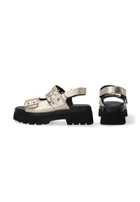 Metalen gouden sandalen met een chunky zwarte zool, voorzien van grote decoratieve gespen en een slingback band voor een veilige pasvorm.