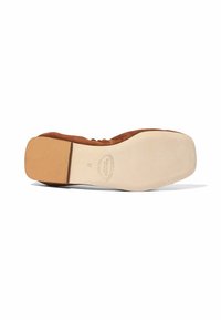 Braune Wildlederschuhe mit runder Zehe und einer glatten, hellen Gummisohle. Verfügt über dezente Nähte entlang der oberen Kante.