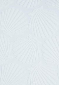 Texturerad tyg i vitt, med ett upprepande snäckmönster med upphöjda detaljer, slät yta och subtil lyster.