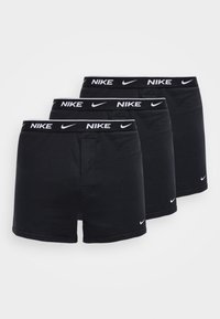 Tre par svarte Nike boxer briefs med hvit logo på linningen og liten Swoosh nær benåpningen, lagvis arrangert på hvit bakgrunn.