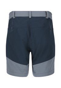 Herrshorts i mörk marinblå med en ljusgrå geometrisk panel i den nedre delen. Slät tyg, elastisk midja och minimala sömnadsdetaljer.