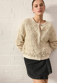 Next REGULAR FIT - Bomber tipa jaka - white ecru