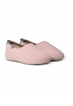 Chaussons en peluche rose avec un extérieur doux et texturé, présentant un bord festonné et un contraste de bord foncé autour du col. Design léger.