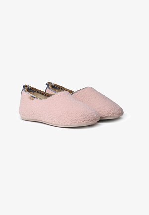 Roosa plüüsist sussid, millel on pehme, tekstureeritud välimus, karbi äärega ja kontrastsete tumedate ääristega kaeluses. Kerge disain.