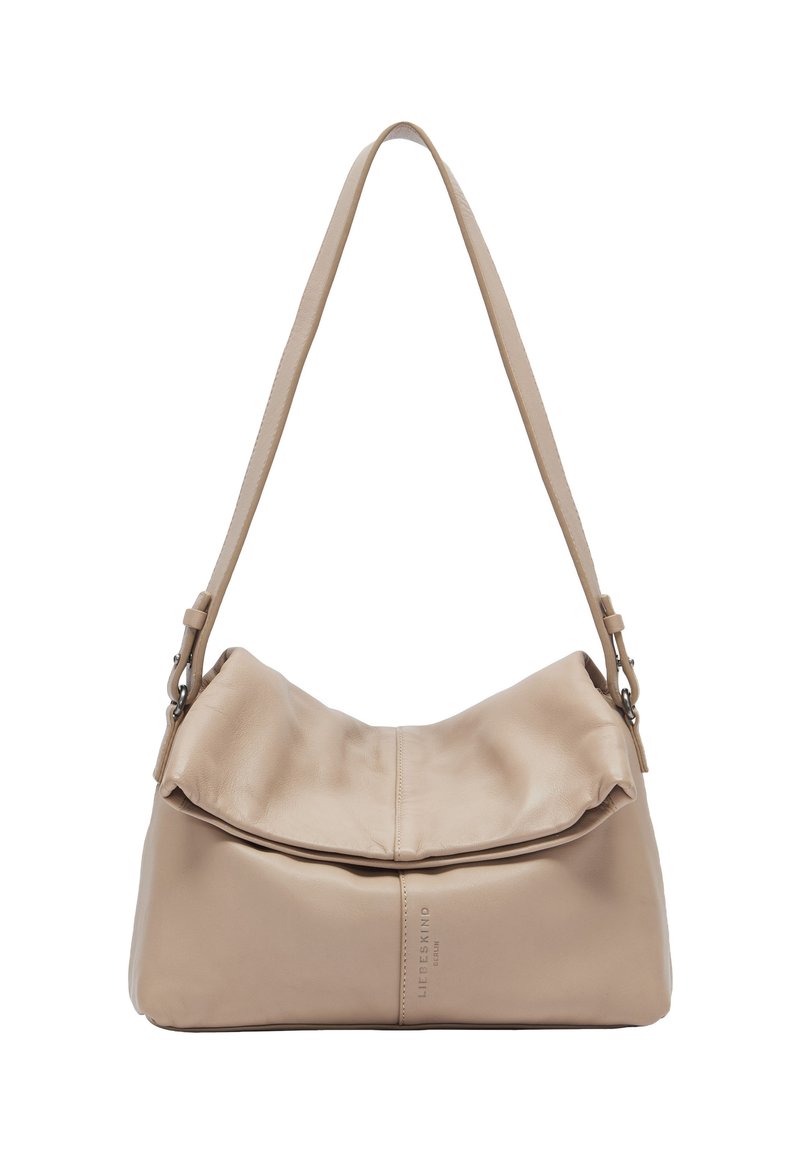 Beige Leder-Schultertasche mit einem lässigen Design, zwei verstellbaren Trägern und einem dezenten geprägten Logo auf der Front. Glatte Textur.