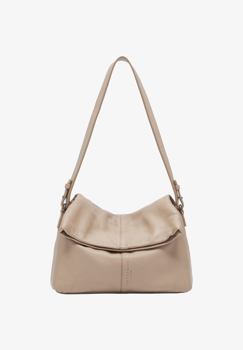 Sac à bandoulière en cuir beige au design décontracté, avec deux sangles ajustables et un logo gaufré discret à l'avant. Texture lisse.