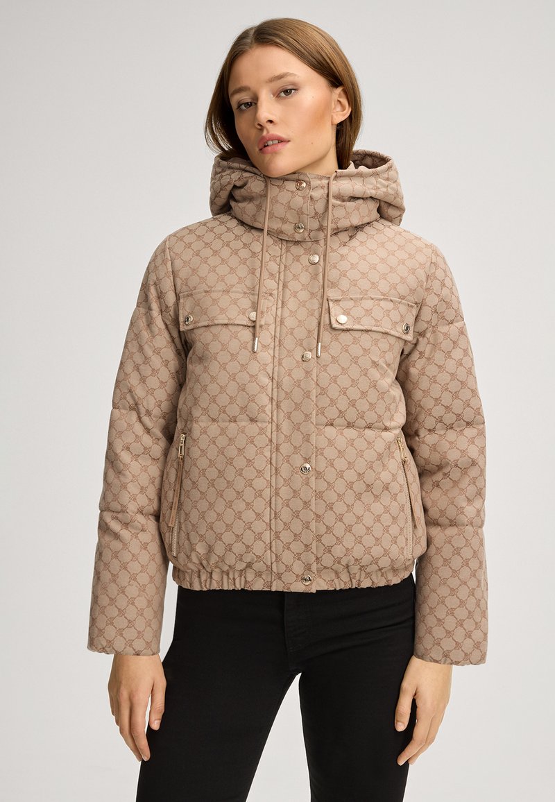 Beżowa kurtka puchowa z geometrycznym wzorem, z kapturem, suwakiem z przodu, zatrzaskami i dwoma kieszeniami na piersi. Teksturowana tkanina z elastycznym dołem.