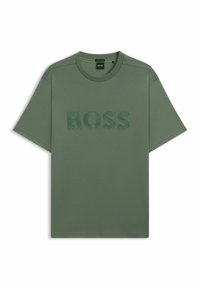 Oliven grøn t-shirt med kortærmer lavet af bomuld, prydet med ordet "BOSS" i en mørkere grøn struktureret print hen over brystet.