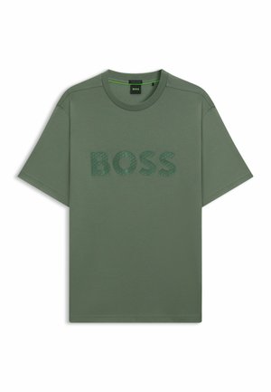Olivegrünes Kurzarm-T-Shirt aus Baumwolle, mit dem Wort "BOSS" in einem dunkleren grünen strukturierten Druck über der Brust.