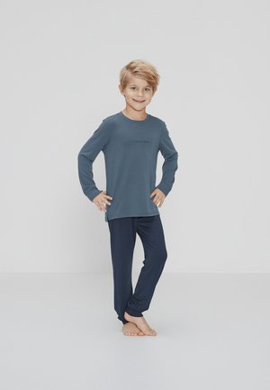 Blå langærmet skjorte med teksten "STYLE RELAX ENJOY" og navy bukser. Glat bomuldsstof, lige snit og afslappet pasform.