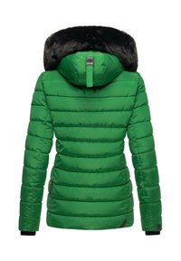 Chaqueta acolchada verde con diseño de rombos, que cuenta con una capucha forrada de piel sintética negra y puños elásticos, proporcionando calidez y comodidad.