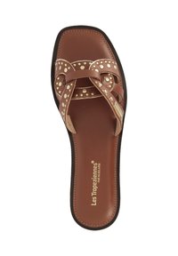 Sandalo scivolato in pelle marrone con cinturini incrociati, caratterizzato da borchie in tono oro e una soletta imbottita. Punta quadrata e suola nera.