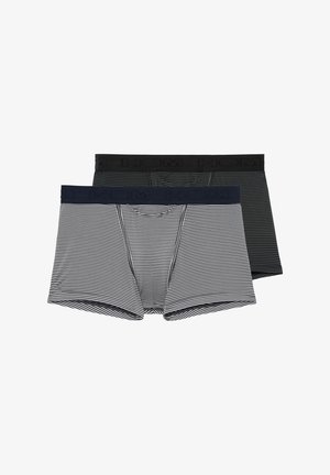 Zwei Paare von Herren-Boxershorts; eine schwarze, eine gestreift in Marineblau und Weiß. Beide besitzen elastische Taillenbünde mit "HOM"-Markierung.