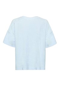 Korte mouwen, lichtblauw t-shirt met een zachte textuur en een relaxte fit. Heeft een ronde hals en verlaagde schouders. Geen patronen of accenten.