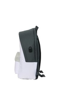 Vista laterale di uno zaino bicolore grigio e bianco con una tasca frontale, schienale imbottito, spallacci regolabili e una porta di ricarica USB.