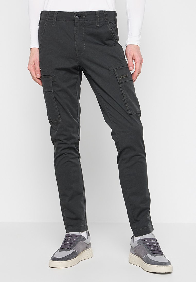 Pantalones cargo negros con múltiples bolsillos, un diseño ajustado y un ligero stretch. Fabricados con una resistente mezcla de algodón con detalles de costura.