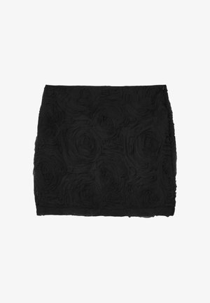Minigonna nera con motivo in tessuto a rosette testurizzate, taglio dritto e leggero bordo arricciato.