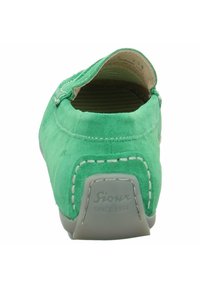 Groene fluwelen instapschoen met een ronde neus, contrasterende stiksel en een grijze rubberen zool. Bevat merkidentificatie op de hiel.