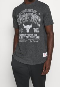 Under Armour Triko s potiskem - black