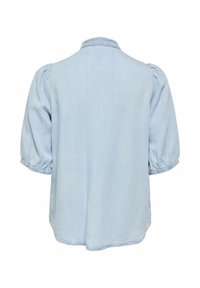 Jasnoniebieska bluzka z krótkim rękawem, bufkami, elastycznymi mankietami i falbaniastym kołnierzem, pokazana od tyłu na białym tle.