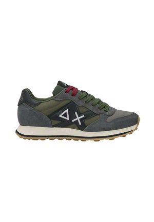 Scarpa sportiva grigia e verde con lacci rossi e verdi, suola bianca e pannello laterale nero con simboli bianchi a triangolo e X.