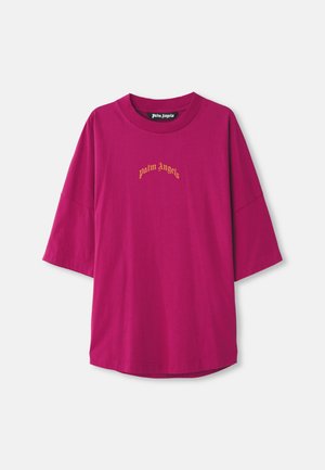Fuchsia oversized t-shirt made of cotton, featuring short sleeves and a rounded neckline. "Palm Angels" logo embroidered in gold.