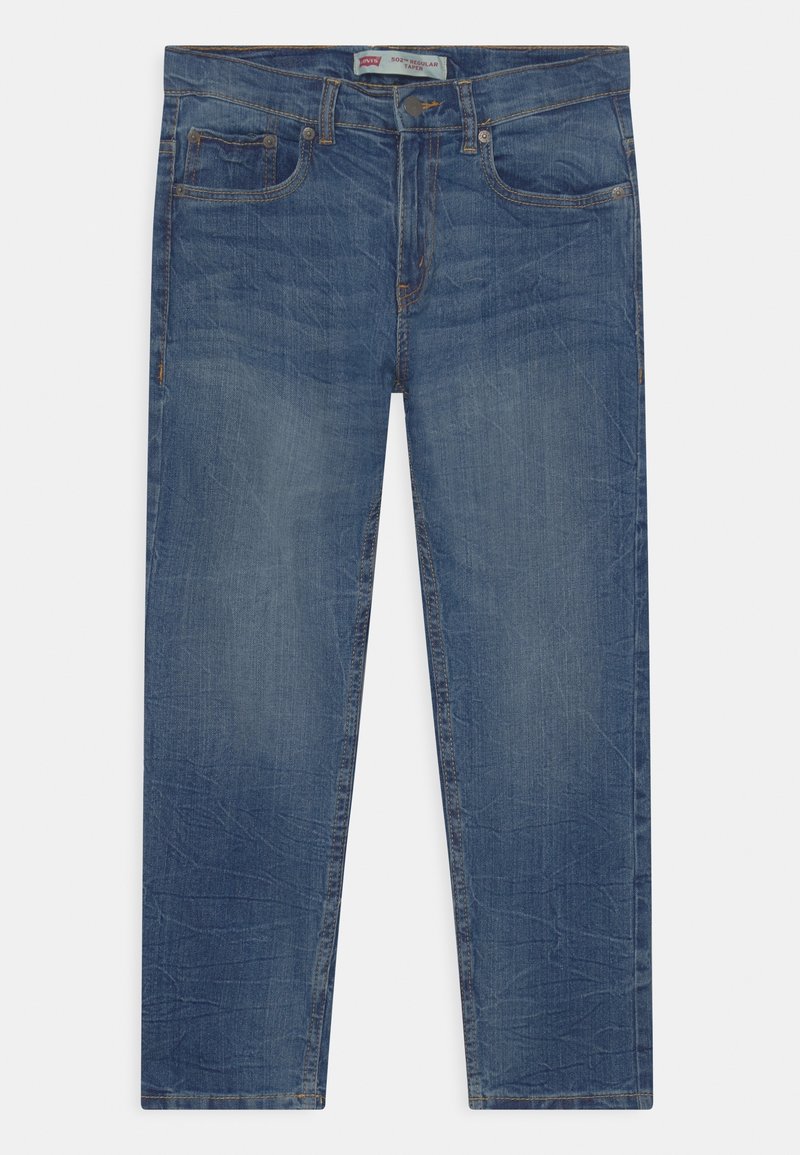 Jeans en denim bleu avec une coupe régulière, design à cinq poches, fermeture par bouton, et décoloration subtile sur les cuisses et les genoux.