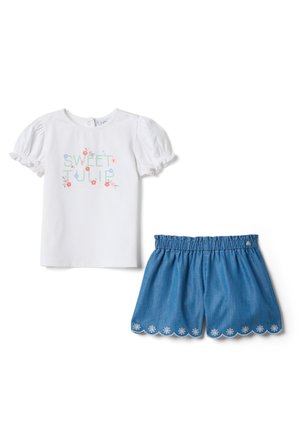 Top blanco de manga corta con mangas abullonadas y estampado floral "Sweet Tulip", combinado con pantalones cortos azules con cintura elástica y bordes bordados con ondas.
