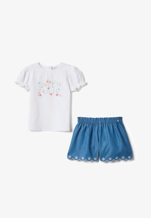 Weißes Kurzarmtop mit Puffärmeln und „Sweet Tulip“ Blumenprint kombiniert mit blauen Shorts mit elastischem Bund und gewellten, bestickten Säumen.
