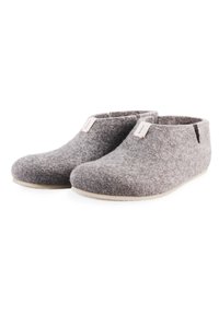Šedé plstěné pantofle s kulatou špičkou, nízkým designem kolem kotníku a hnědou gumovou podrážkou; na přední straně mají malou štítkovou nálepku.